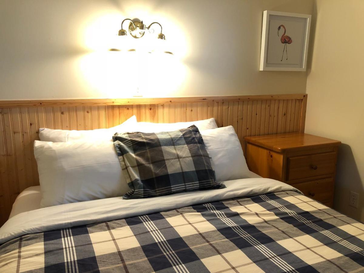 Piccadilly Motel เรเดียมฮอตสปริงส์ ภายนอก รูปภาพ
